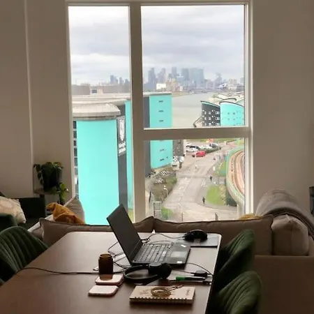 Entire Home/Flat. City View. Location. Transport.